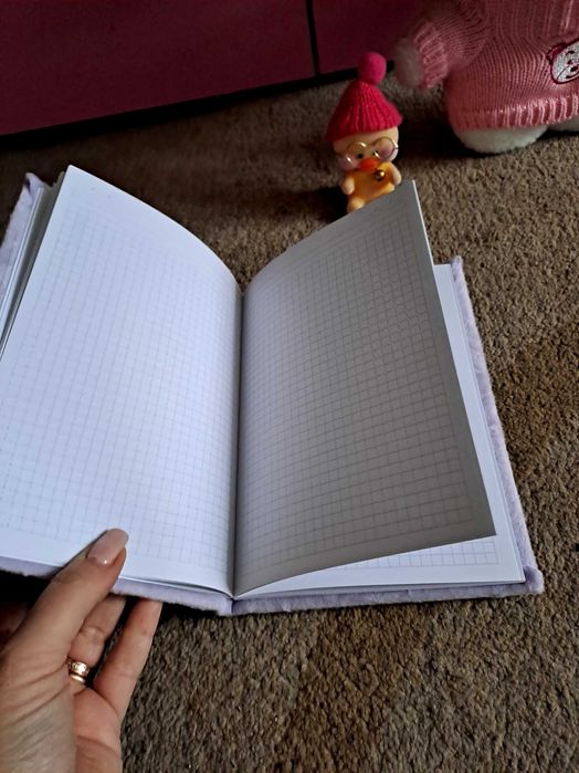 Мягкая игрушка и блокнот