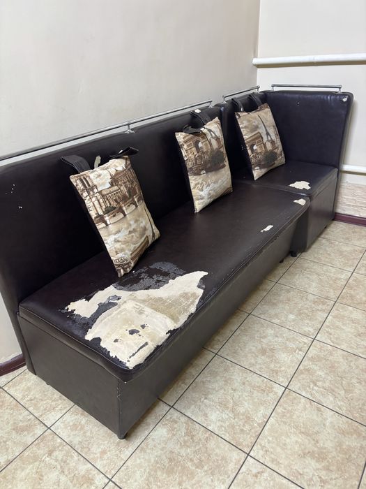 Угловой диван,требуется обивка.