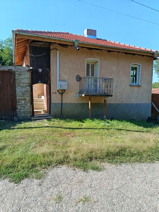 Продава се къща с двор