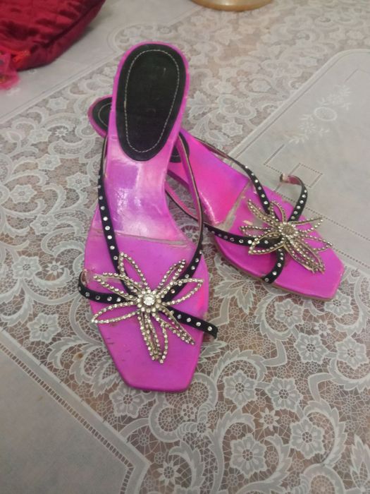 Розовые шлепанцы с бисером