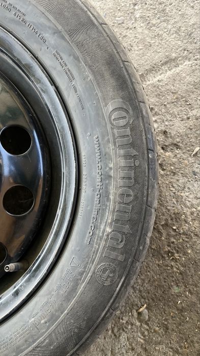 Шины летние с диском размер R15 стояли на королла