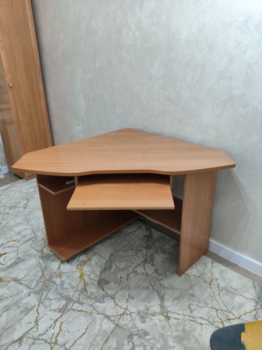 Стол угловой.писменный. компьютерный б/у