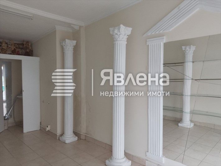 Магазин до кръстовище на ул. Цар Симеон Първи