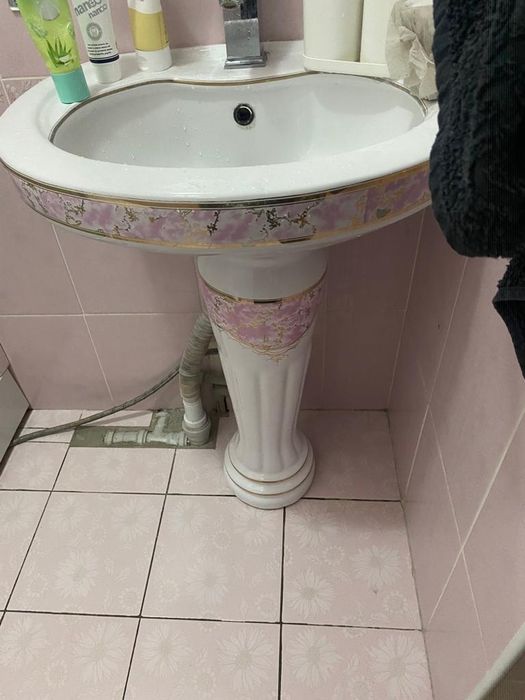 Продам раковину со смесителем.