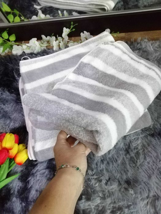 Set prosoape moi si pufoase ,pe gri si maro