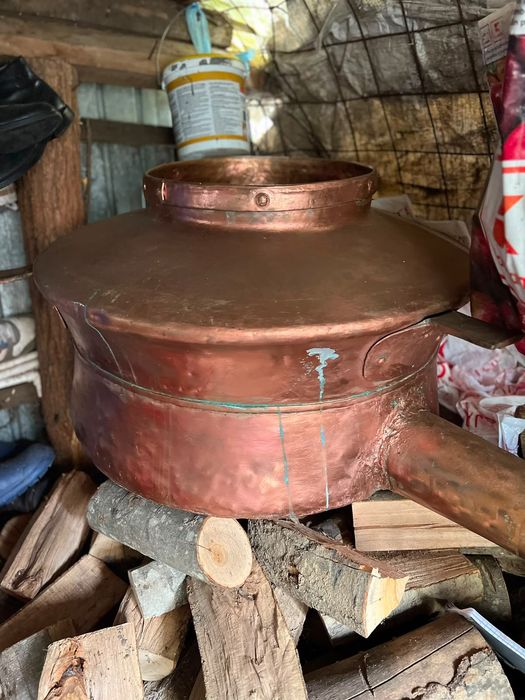 Vand cazan de arama 22 de galeti grosimea de 3 mm greutatea aproximativ 70 kg  pret pe kg 300 lei
