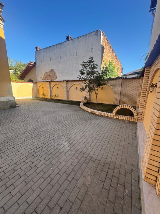 Casa spatioasa 5 camere + curte 600 mp – ideală locuință sau birouri
