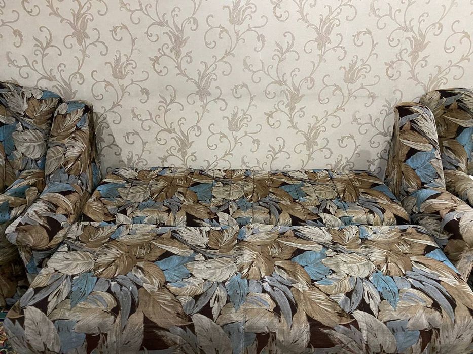 Продаю мягкий диван с креслами!