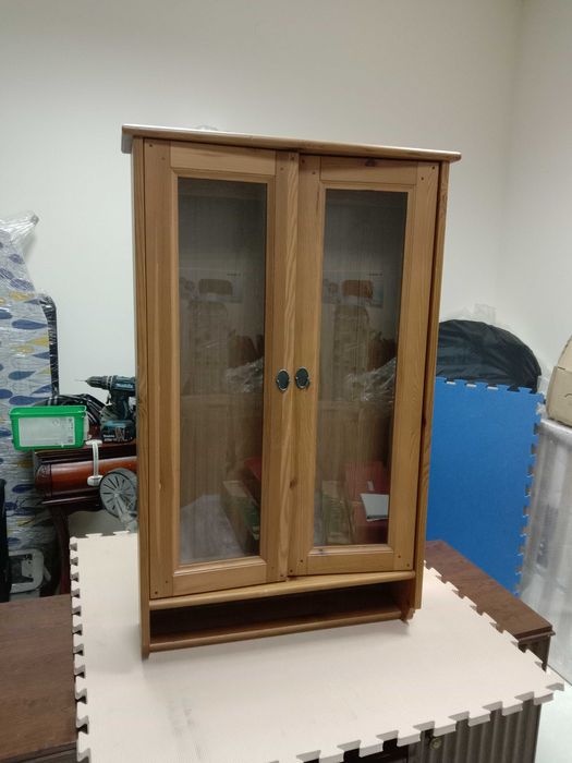 столове, етажерка, бебешко легло, шкаф за играчки, големи картини и др