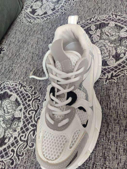 Продам кроссовки новые