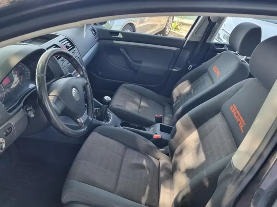 Продавам ВСЯКАКВИ части за Голф 5, имам над 10 голфа с различни двигат