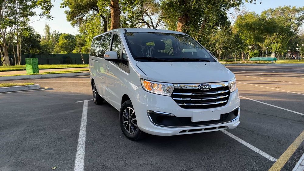 JAC M3 PLUS кўплаб қулайликларга эга бўлган  минивен.