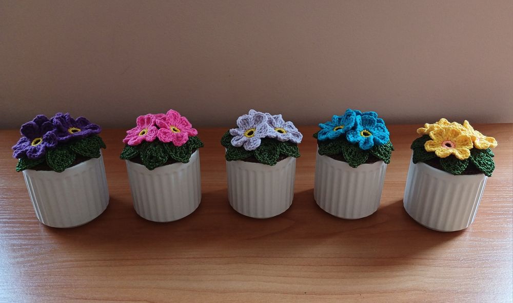Плетени теменужки в кашпи
