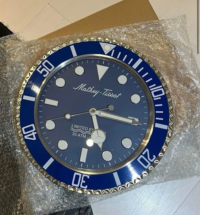 Часовници за стена в два цвята Mathey-Tissot