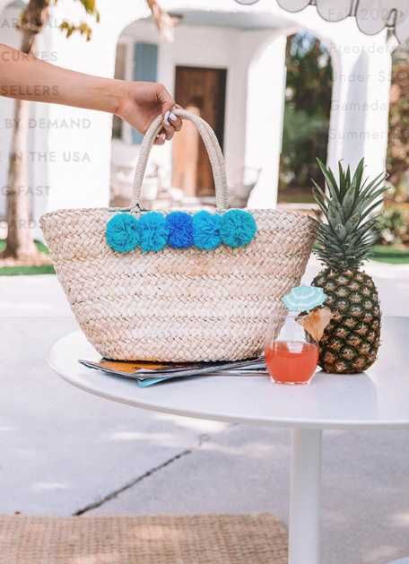 Плажна чанта със сини помпони