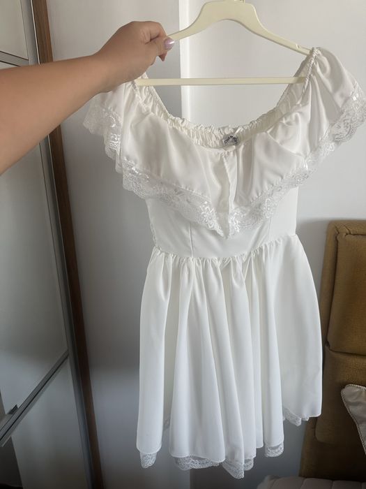 Къса бяла  рокля