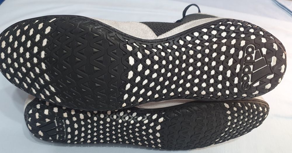 Adidas gheata numaru  45 si  1/2