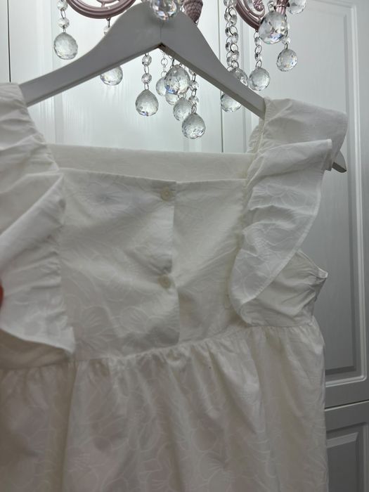 Vand costum alb pentru fete