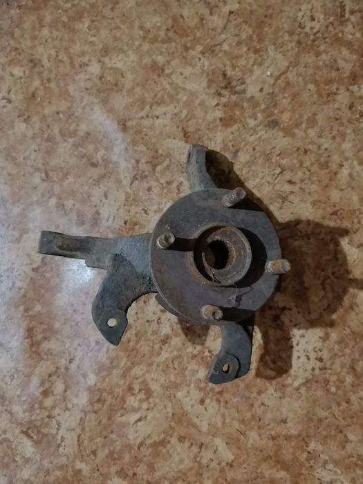 Мазда 323, bg, 91 гв, цапфа левая.