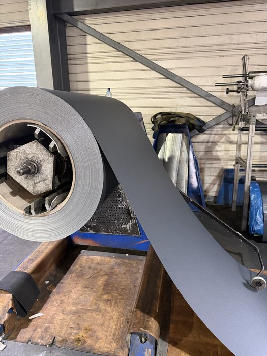 Țiglă metalică Regal gri antracit 7016 pentru acoperișuri case lățime utilă 1080 grosimi cuprinse între 0.5-0.6 MM