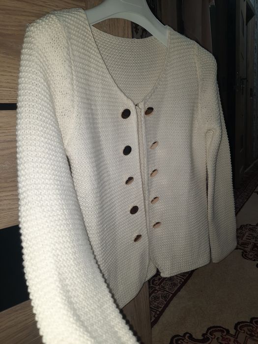Красивый кардиган, тёплая, белая, вязанная всего за 139.000 uzd