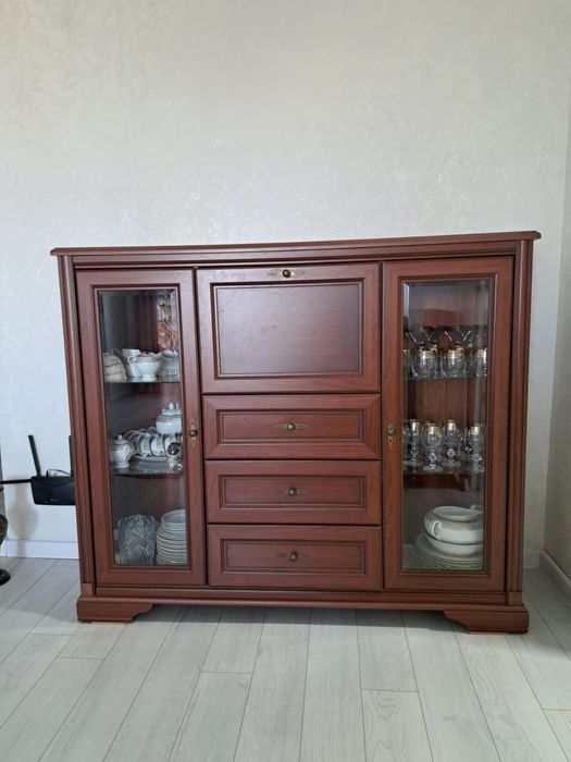 Продам сервант для посуды