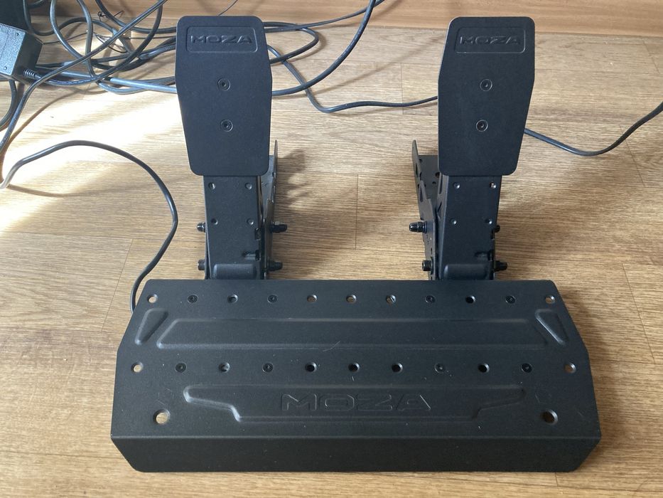 Игровой руль Moza R3.