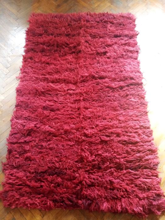 Вълнен губер и ръчно плетена покривка за легло.