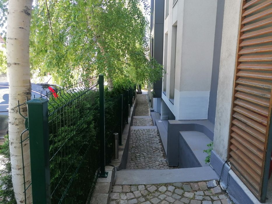 Дава се под наем Тристаен апартамент в к.к. Св.Св. Константин и Елена - 120 кв.м за 700 € - Снимка #1