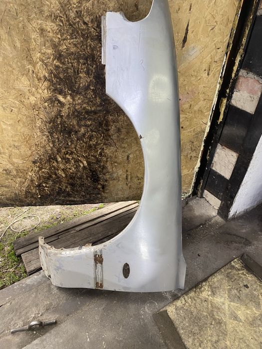 Продам крылья и дверь Мазда 626 Кронос хэтбек