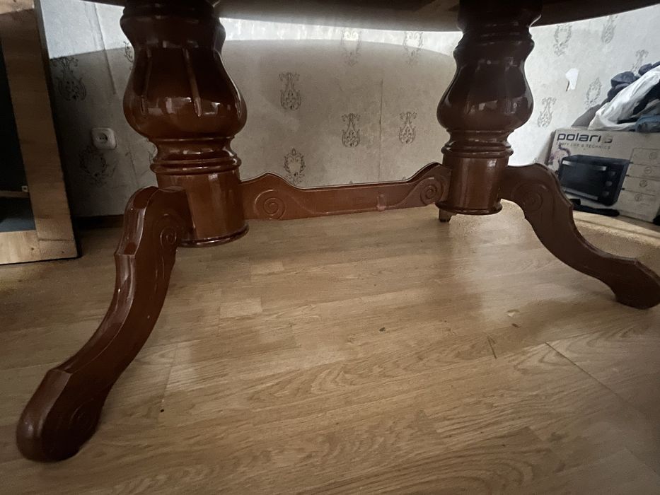 Продам деревянный обеденый стол.