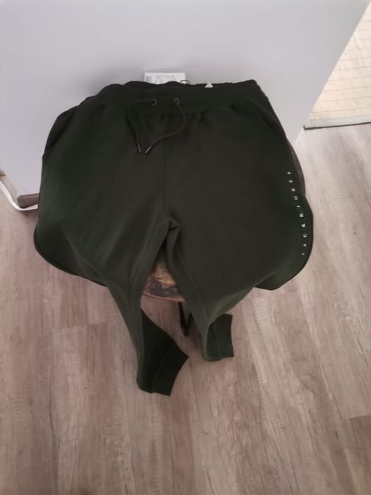 Vând pantaloni sport pt bărbați