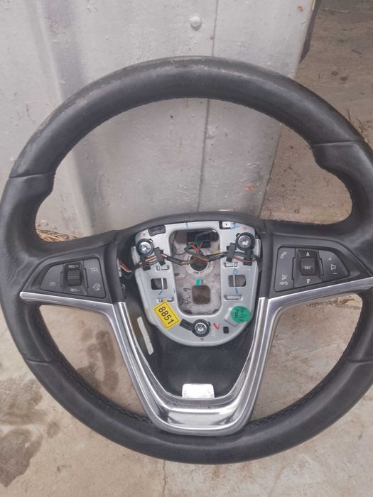 Продавам ОРИГИНАЛЕН волан за опел МОКА