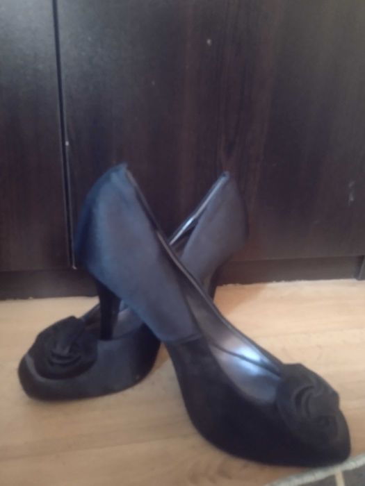 Елегантни дамски обувки на висок ток