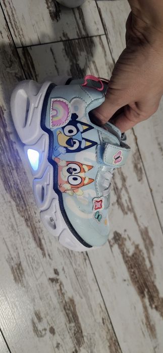 Обувки и сандали за момиче 25 номер