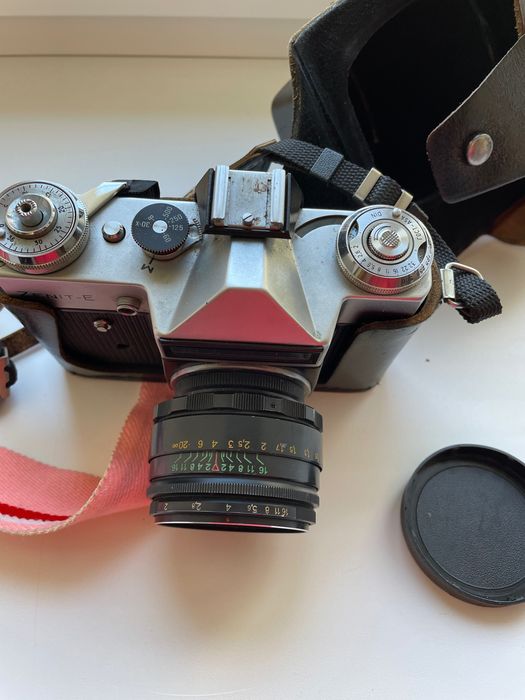 Продавам фотоапарат на лента Zenit-E с оригинален обектив Helios-44-2 58 mm f/2.