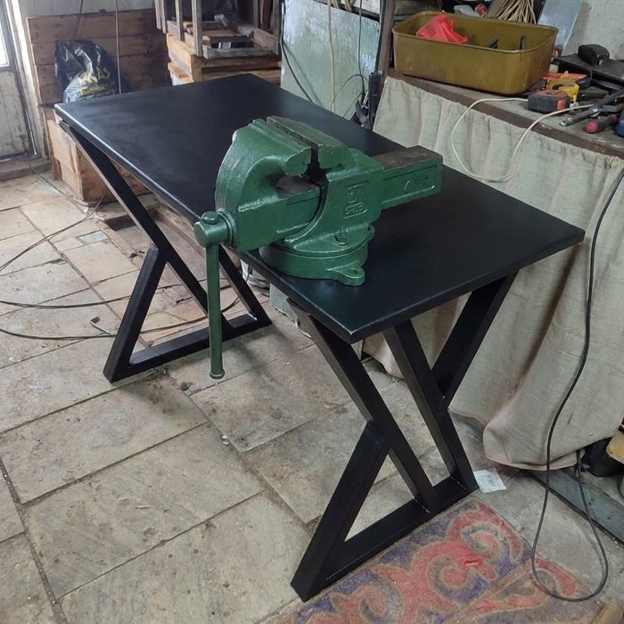Верстак с тисками