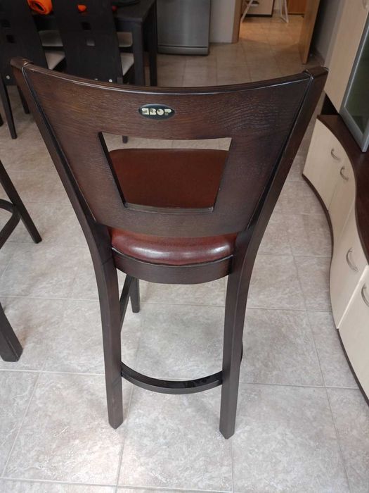 Висока маса с четири бар стола