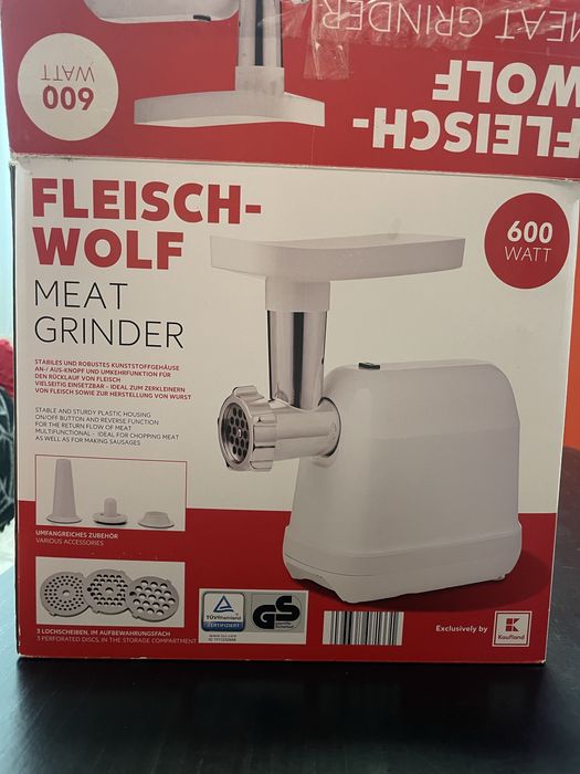 Месомелачка 600  W плюс приставка за домати и други части