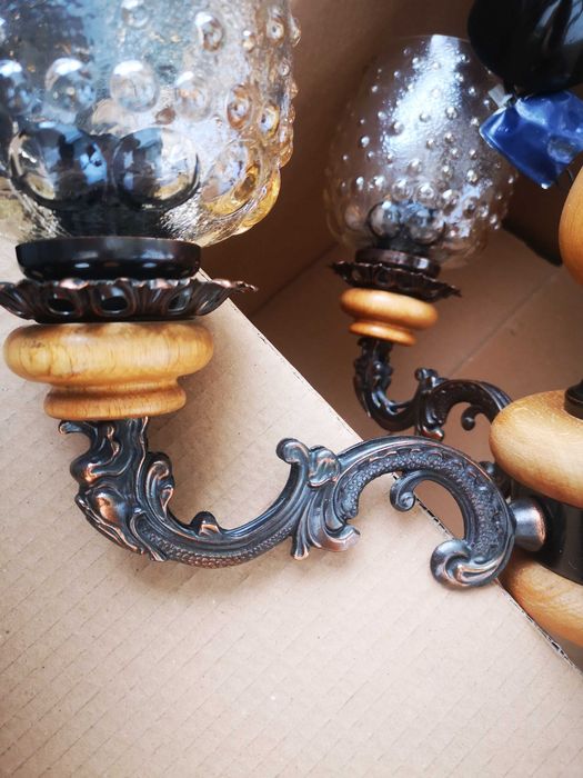 Lustra vintage din lemn și metal cu abajururi din sticlă – 5 brațe