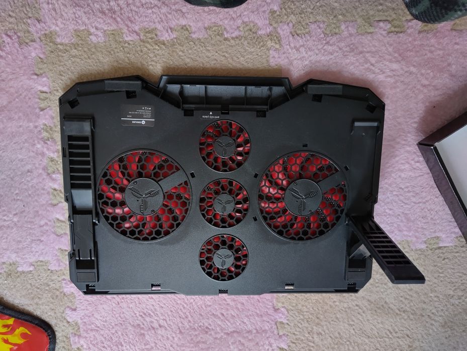 охладител за лаптоп Cooler Master с 5 мощни LED вентилатора