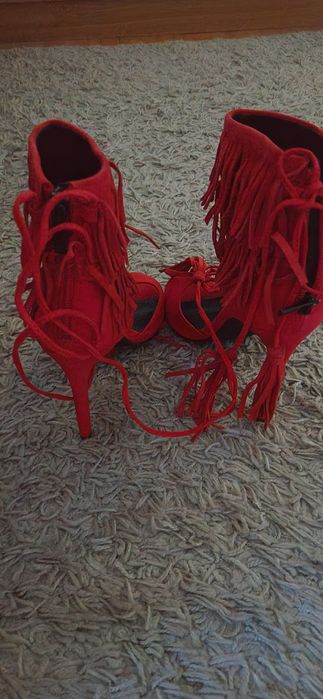 Обувки висок ток червени, сини Bata, сребристи сандали - естествена ко