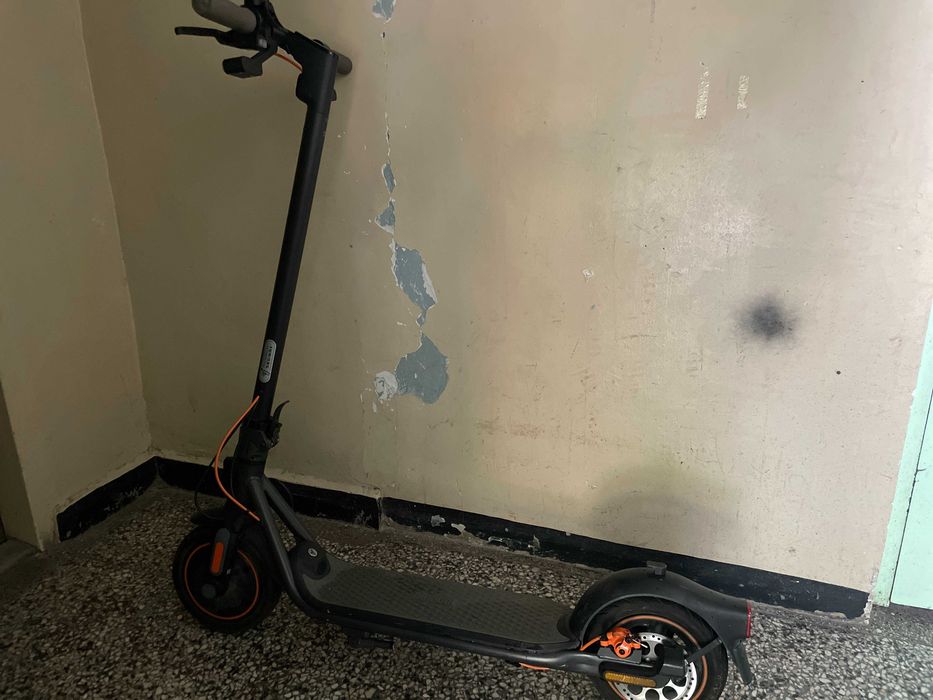 Електрическа тротинетка Ninebot by Segway F40I с мигачи, 10" гуми