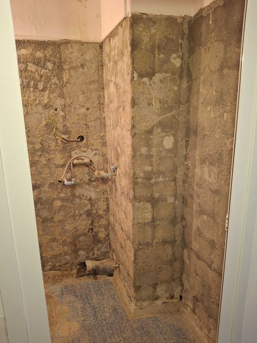 Майстор с двама работника