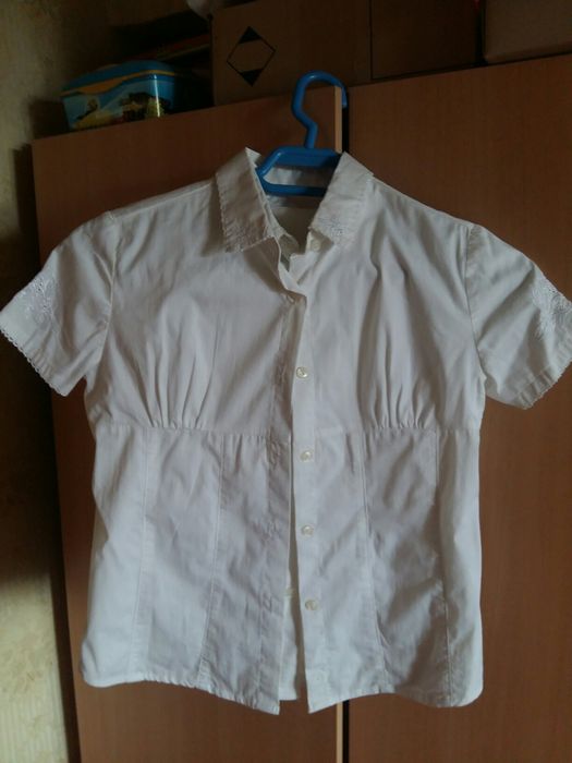 Cămăși albe pentru școală.
