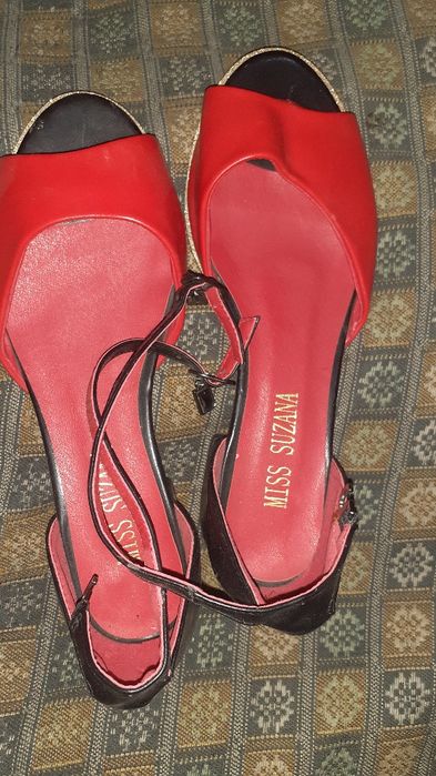 Продам строчно босоножки