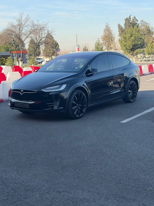 Tesla model X . Amerikadan kegan. 2017-yil. 13000. Km yurgan.