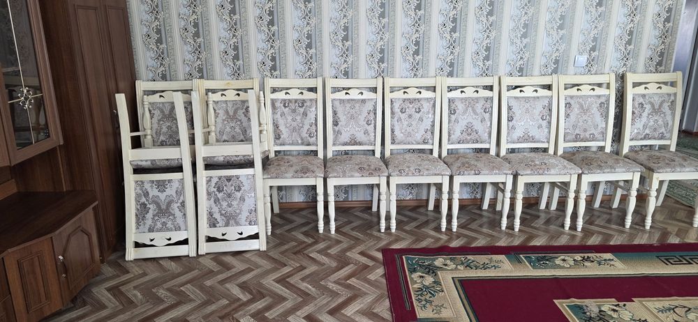 Стол стулья гостиной