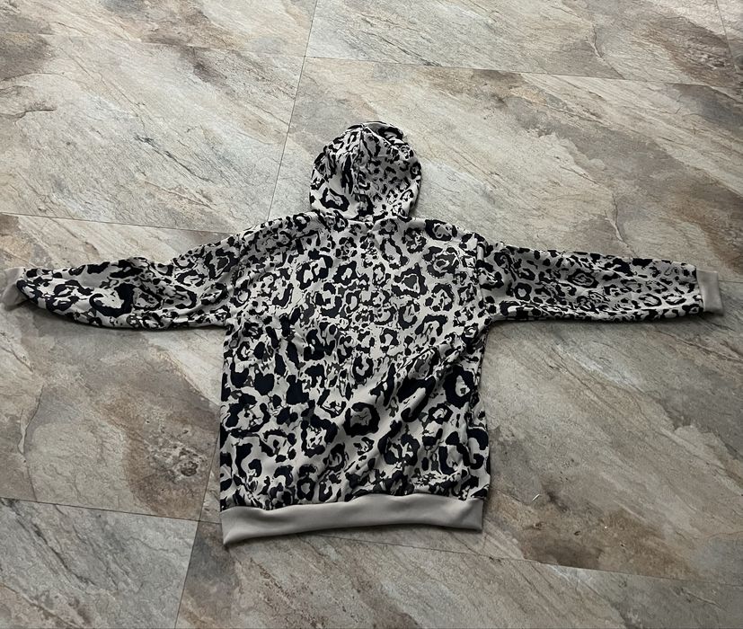 Hanorac leopard.