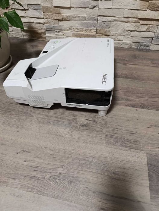 Ултра късофокусен проектор NEC NP-UM301WG